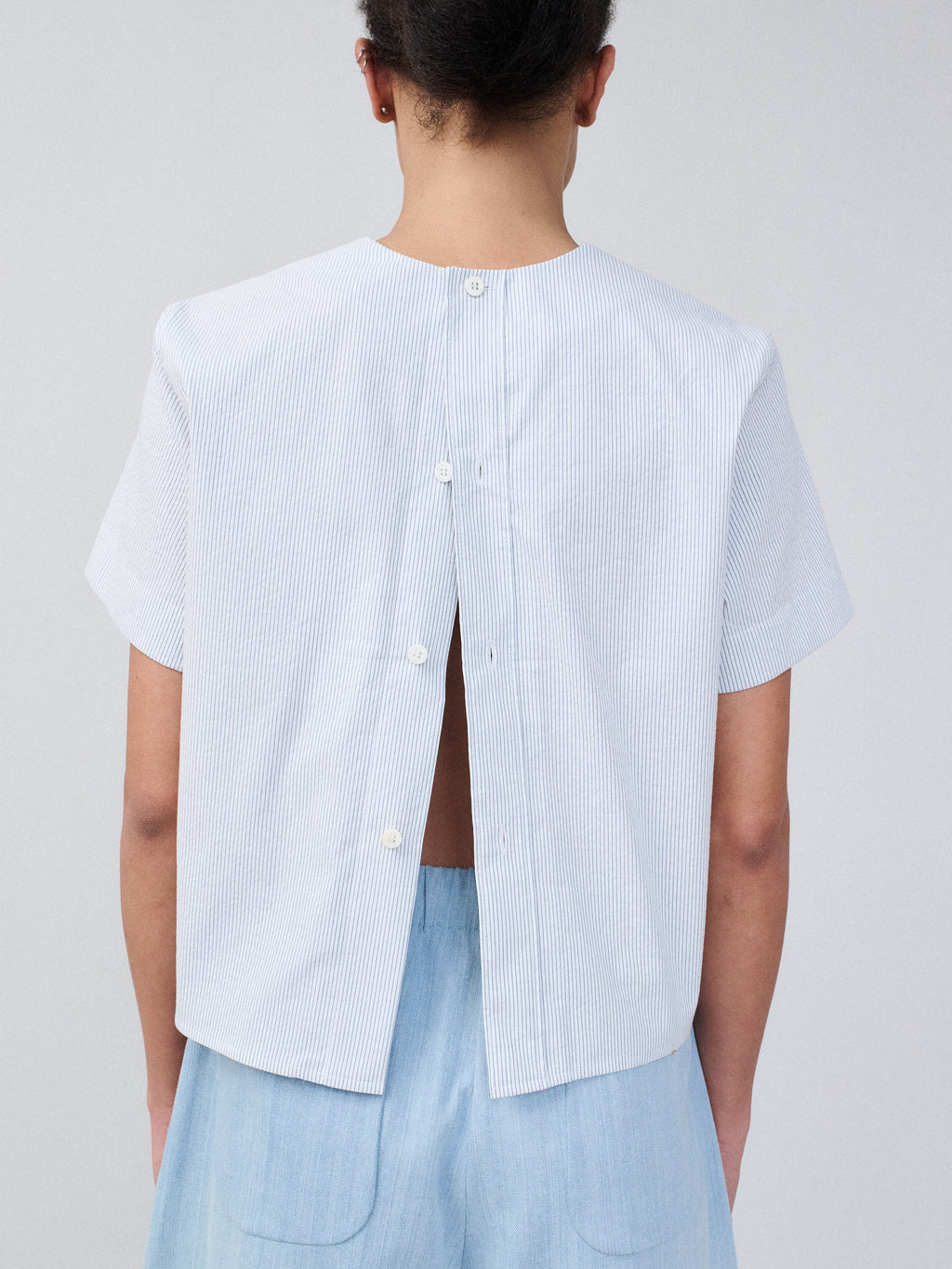 Crisp Top – Cotton Microstripe Light Blue