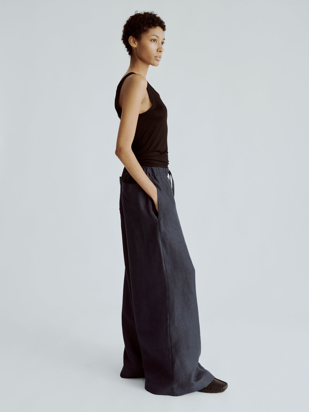 LAFINE Flowy Pants in Deep Blue linen. Designed by Yvonne Koné. Made in Italy.