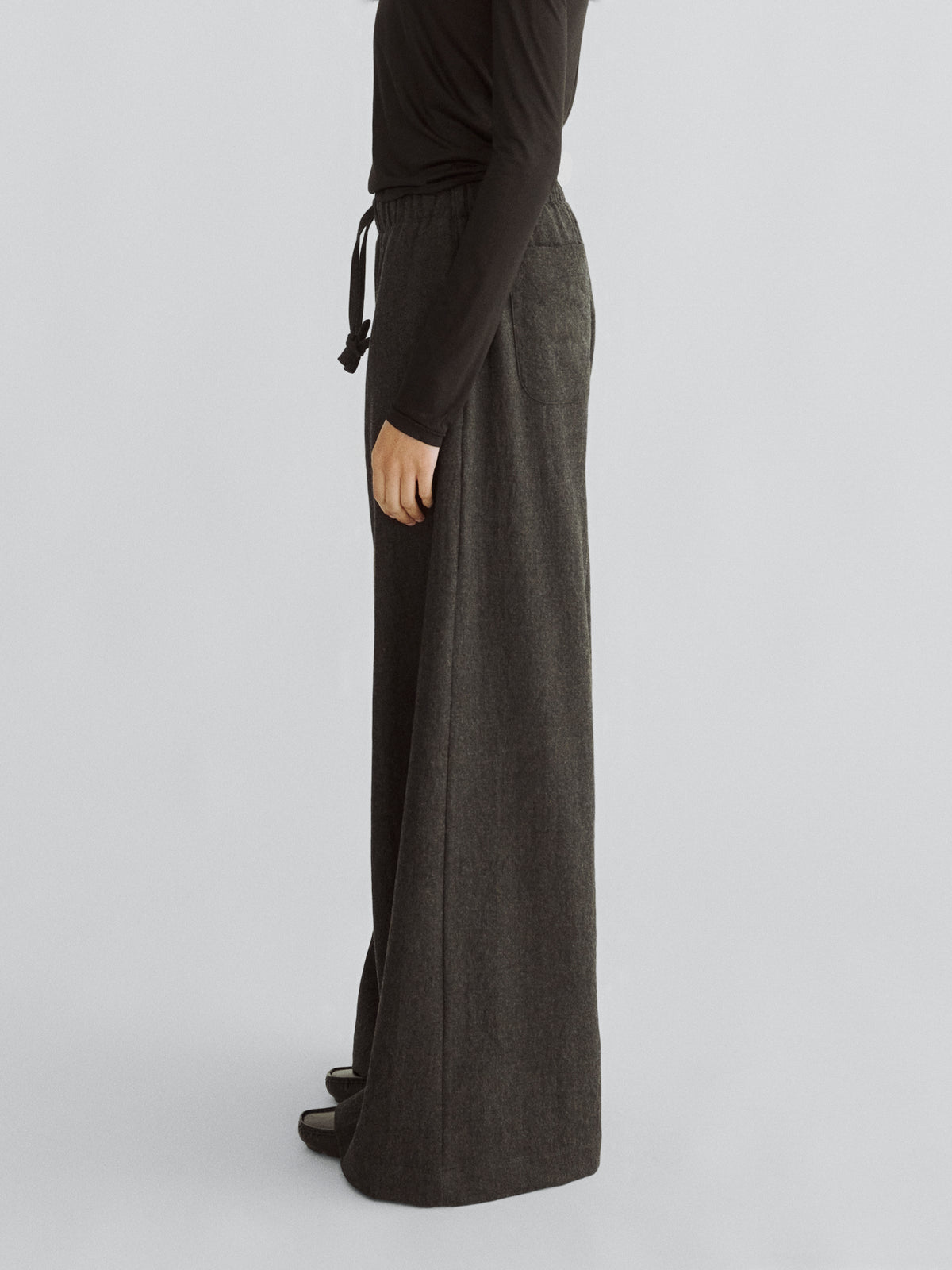 LAFINE Flowy Pants in Onyx wool. Designed by Yvonne Koné. Made in Italy.