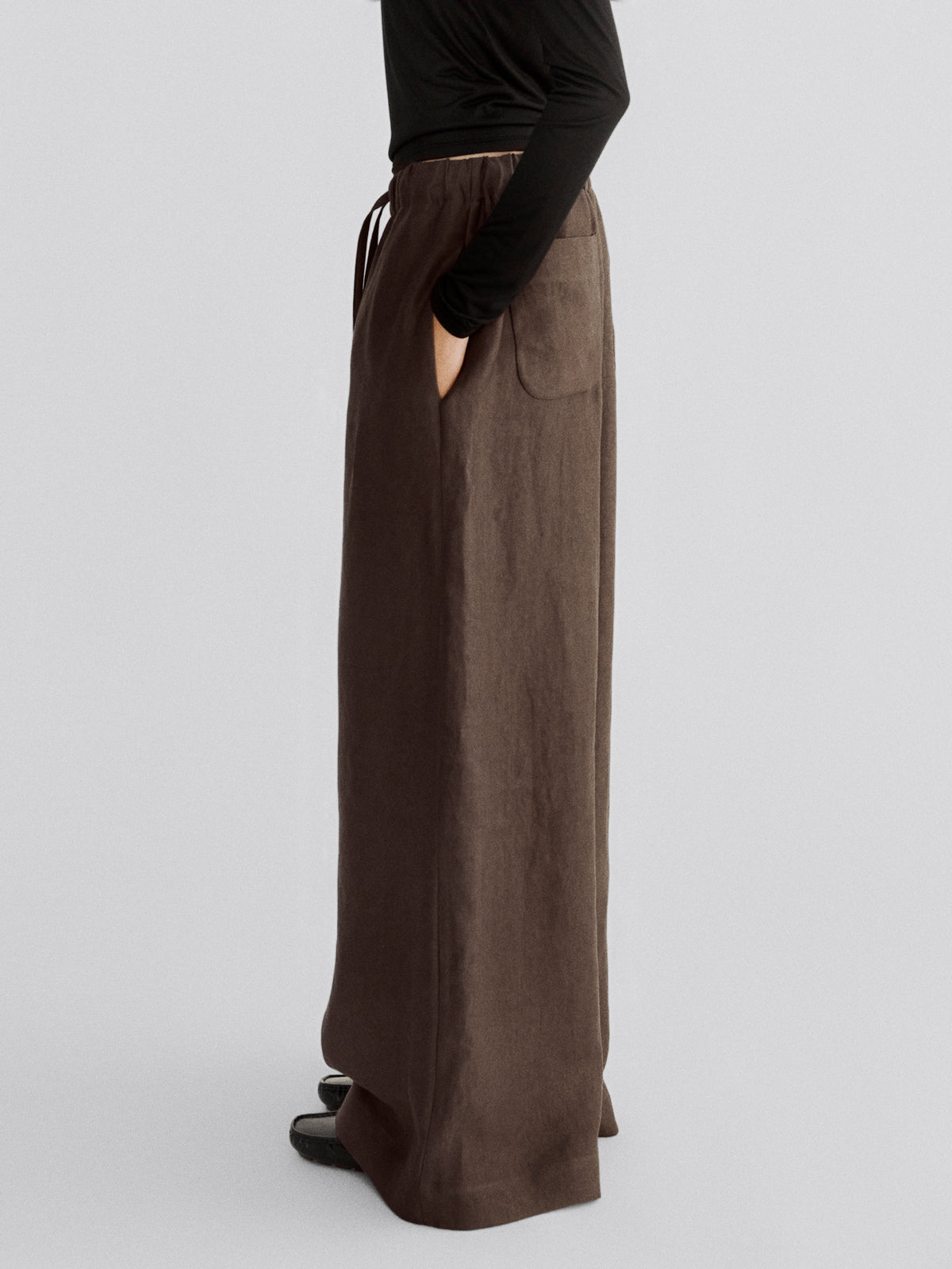 LAFINE Flowy Pants in Chocolate linen. Designed by Yvonne Koné. Made in Italy.