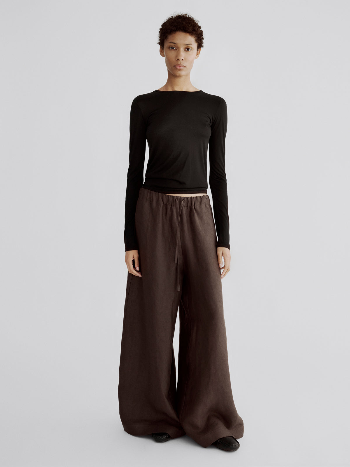 LAFINE Flowy Pants in Chocolate linen. Designed by Yvonne Koné. Made in Italy.