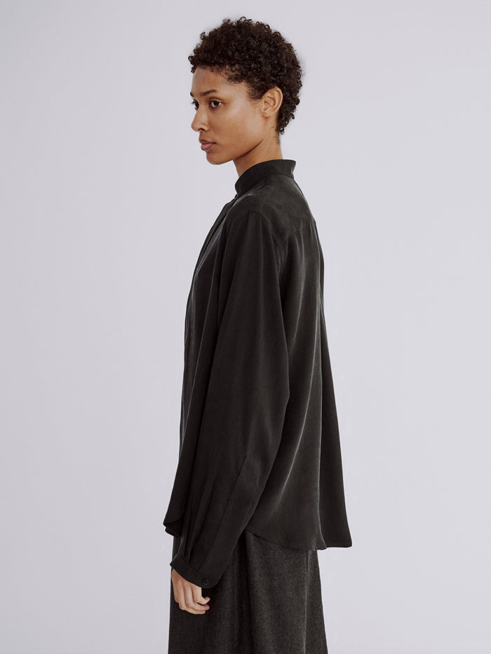 LAFINE Pop Shirt in Black cupro. Designed by Yvonne Koné. Made in Italy.