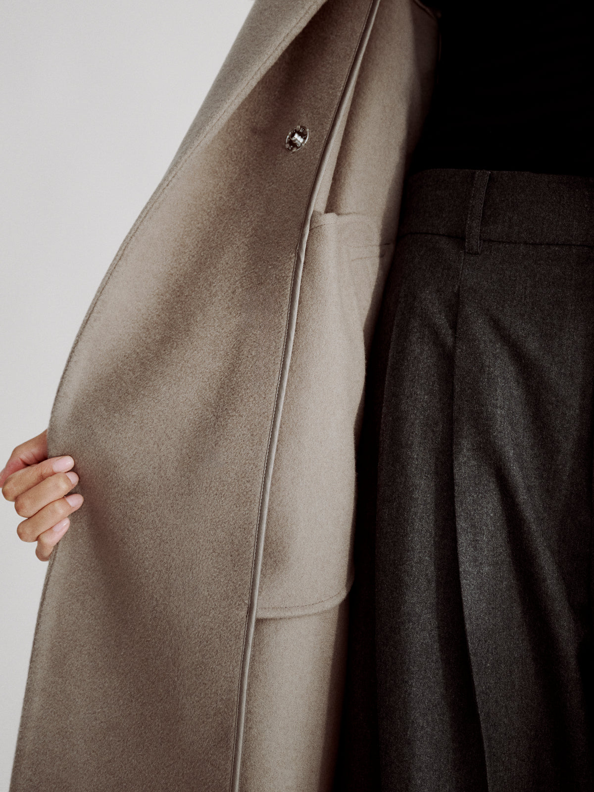 LAFINE Coat in Stone cashmere. Designed by Yvonne Koné. Made in Italy.