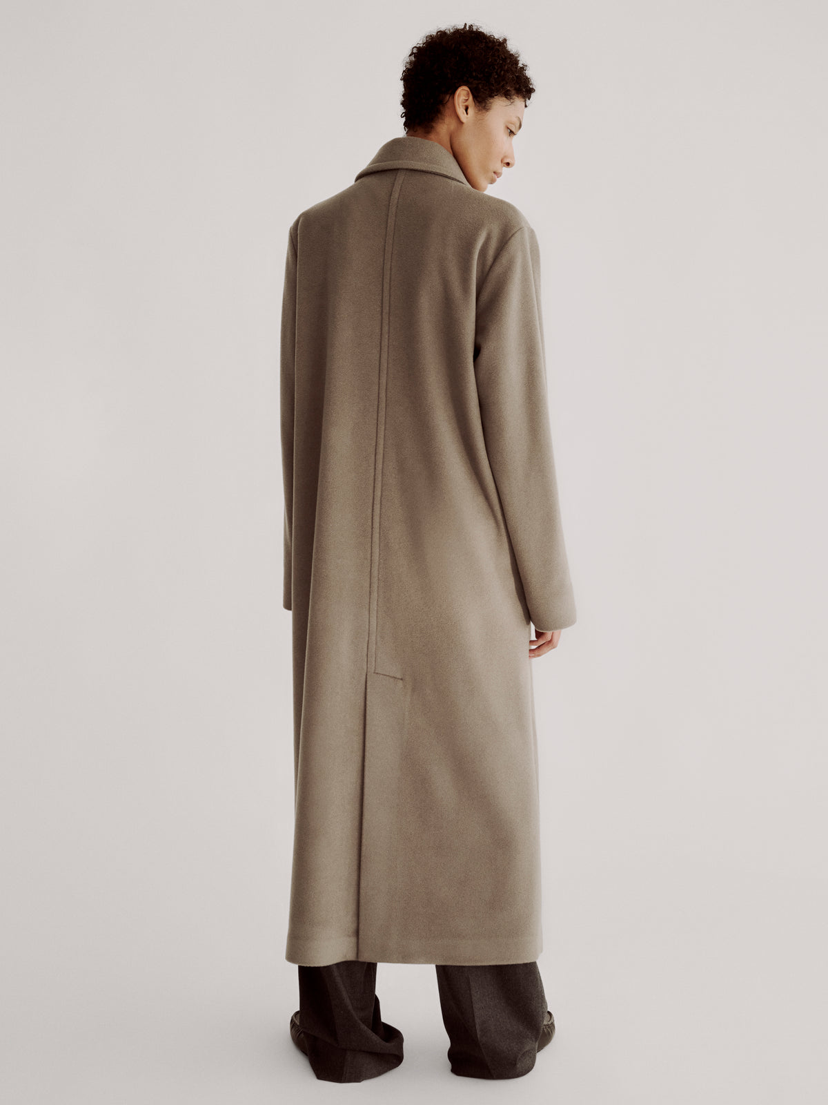 LAFINE Coat in Stone cashmere. Designed by Yvonne Koné. Made in Italy.