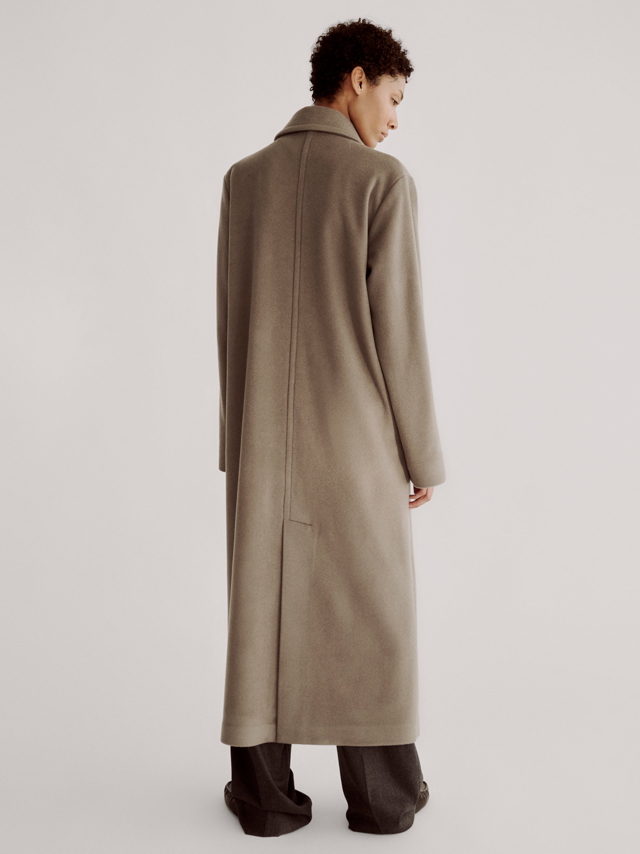 LAFINE Coat in Stone cashmere. Designed by Yvonne Koné. Made in Italy.