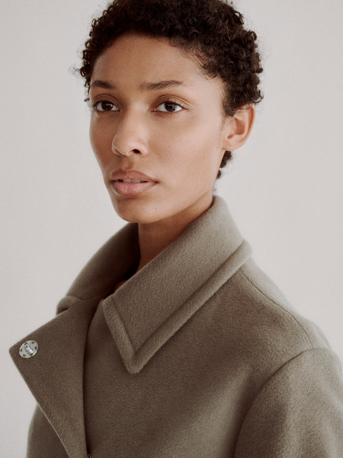 LAFINE Coat in Stone cashmere. Designed by Yvonne Koné. Made in Italy.