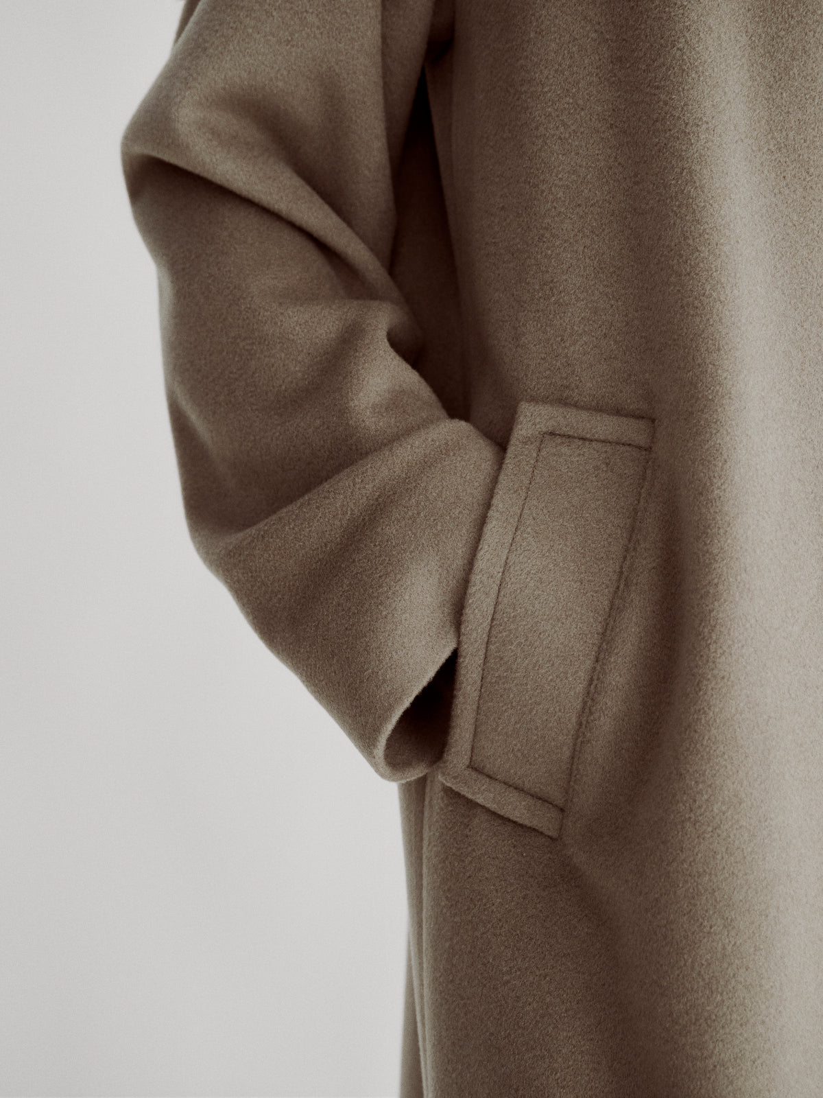 LAFINE Coat in Stone cashmere. Designed by Yvonne Koné. Made in Italy.