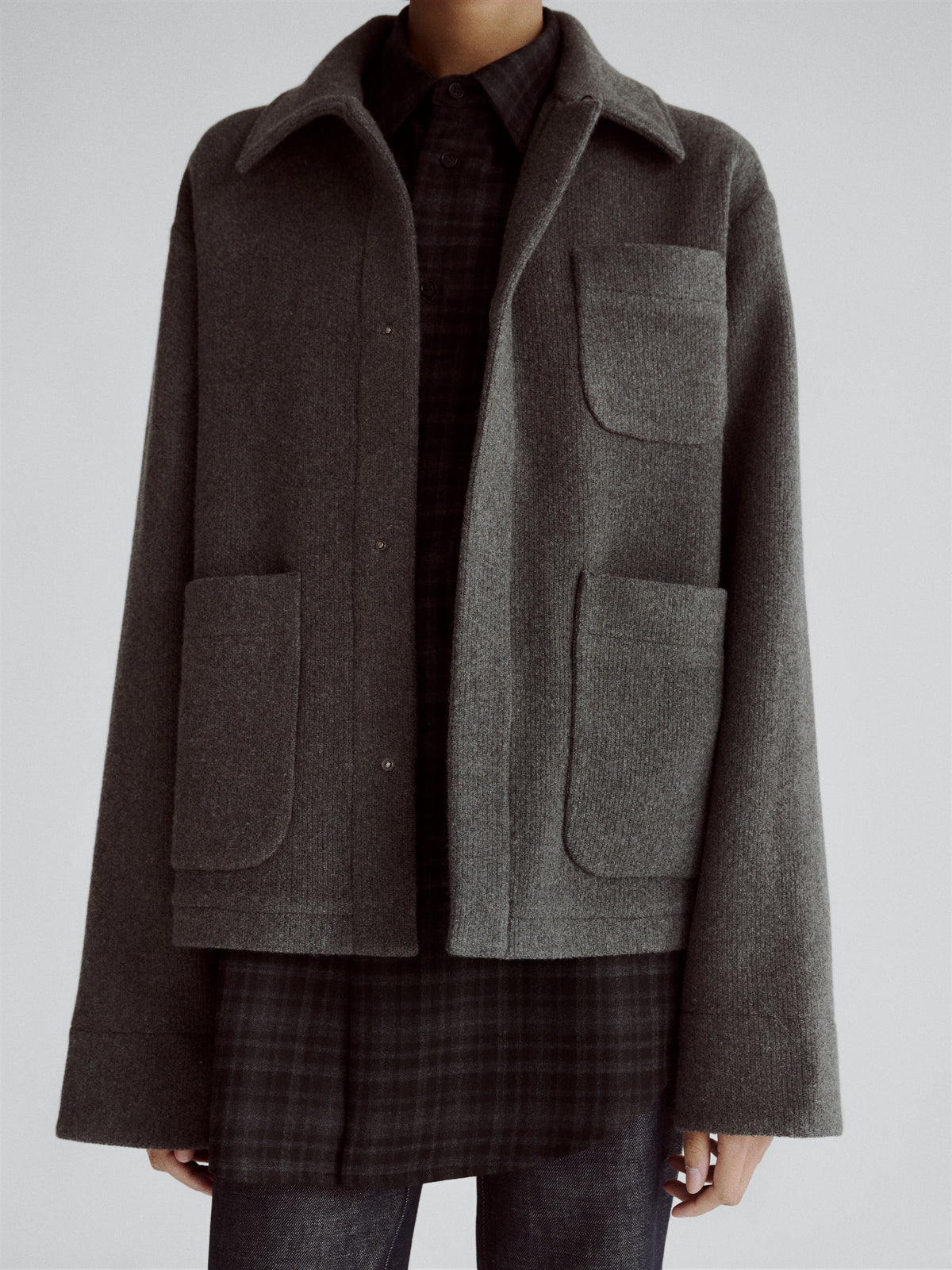 LAFINE Set Jacket in Grey knitted cashmere. Designed by Yvonne Koné. Made in Italy.