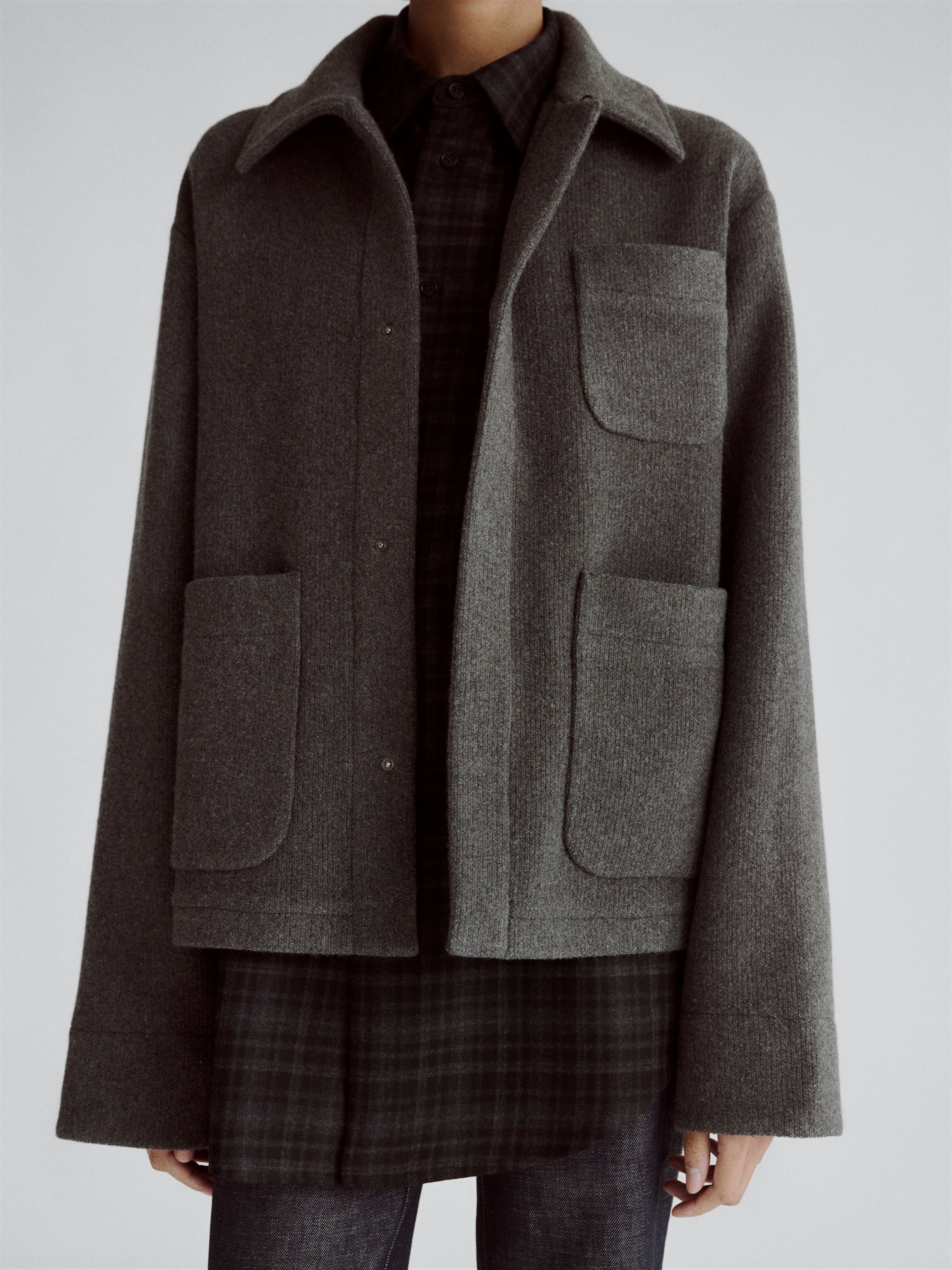 LAFINE Set Jacket in Grey knitted cashmere. Designed by Yvonne Koné. Made in Italy.