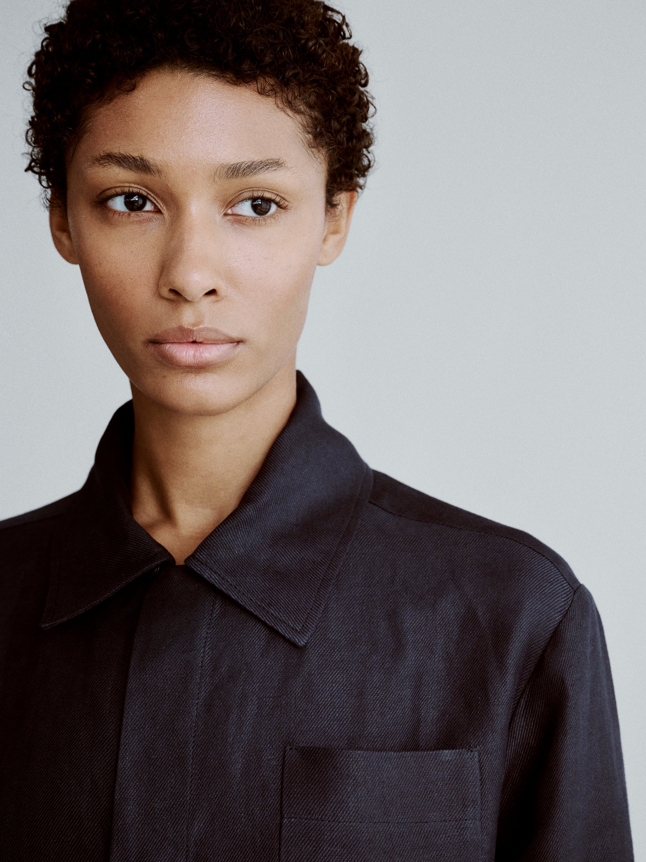 LAFINE Set Jacket in Deep Blue linen. Designed by Yvonne Koné. Made in Italy.