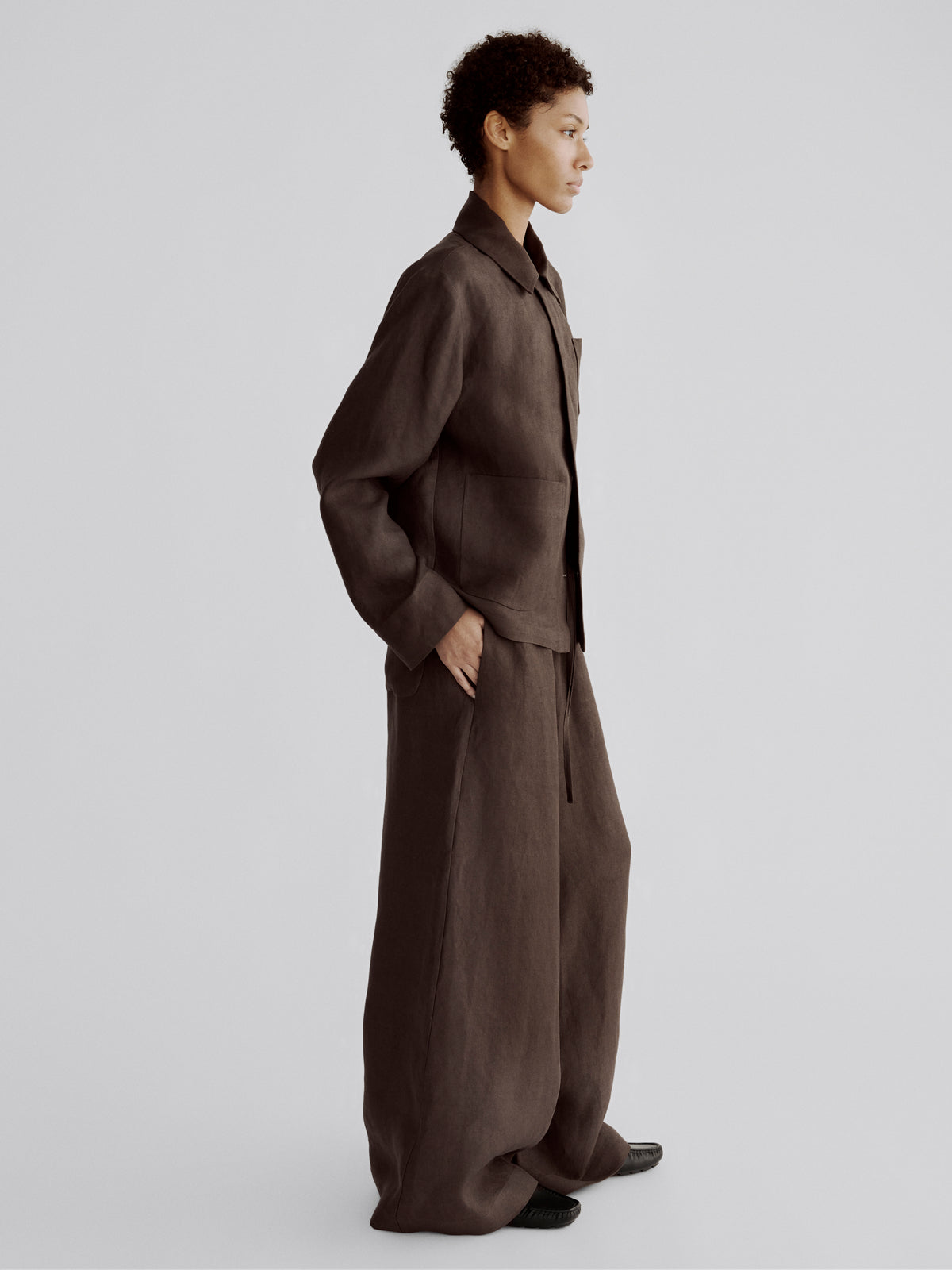 LAFINE Flowy Pants in Chocolate linen. Designed by Yvonne Koné. Made in Italy.