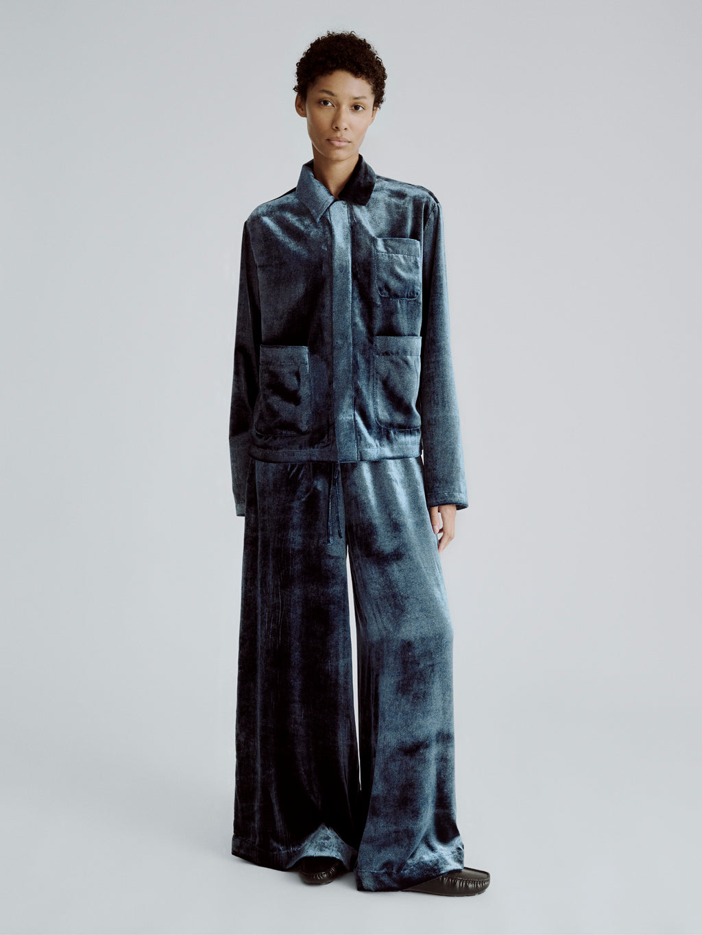 LAFINE Flowy Pants in Dusty Sapphire velvet. Designed by Yvonne Koné. Made in Italy.